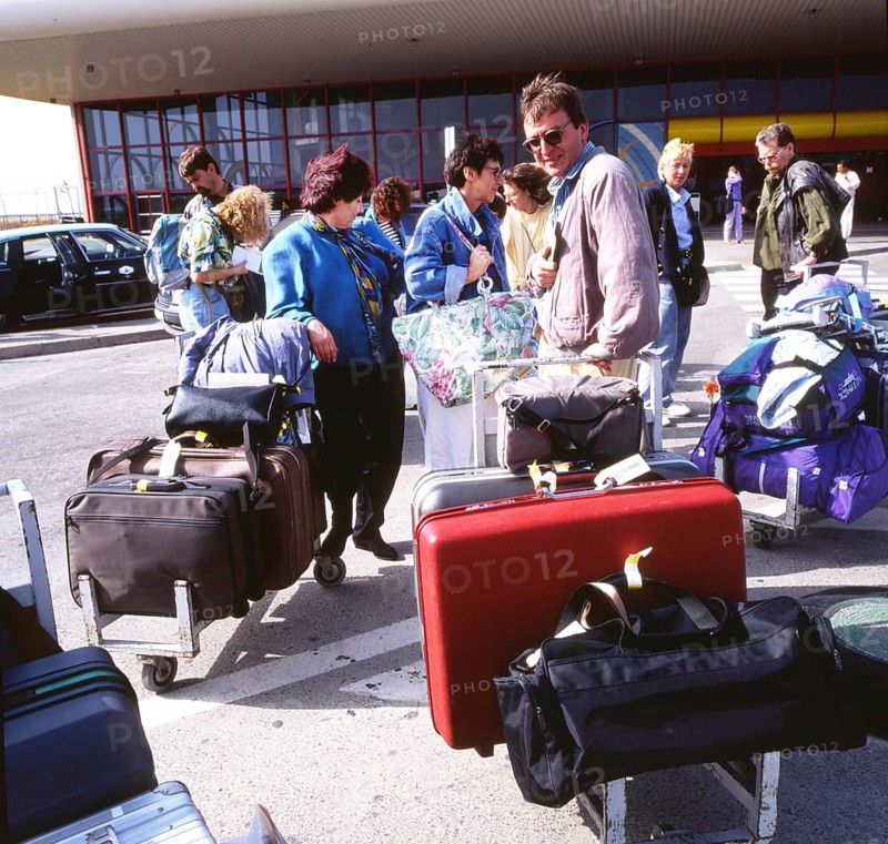 DEU, Germany: The historical slides from the times 80-90s events and persons from politics, culture, working life, medicine a.o. Düsseldorf. Airport. Departing passengers 80s