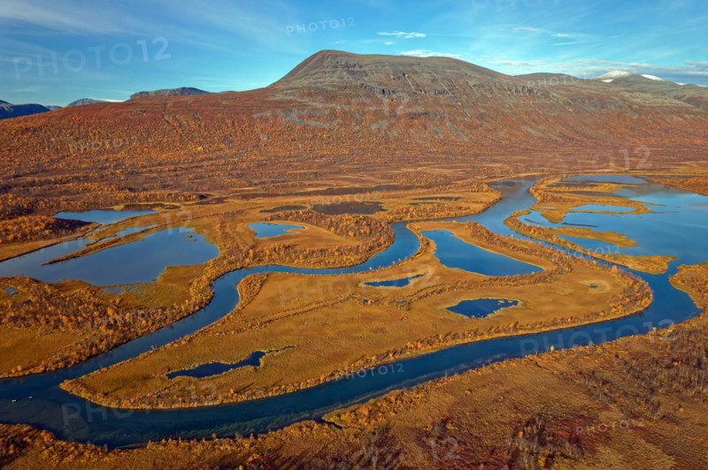 Drone shot, view of the valley Vistasvagge with the meandering river Vistasjakka and countless small lakes, birch forests, autumn, intense colouring, mountain landscape in the background, Nikkaluokta, Kiruna, Gällivare, Norrbottens län, Lapland, Northern Sweden, Sweden, Europe