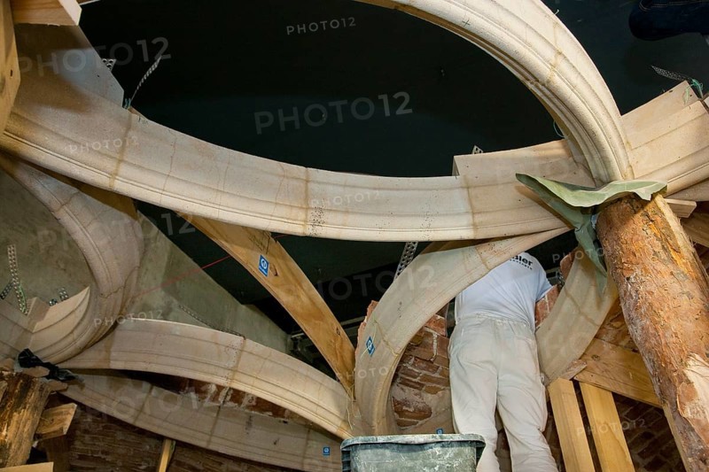 Schützkapelle, in the Dresden Residenzschloss Here the segments for the ribbed vault to be rebuilt in the Schützkapelle of Dresden Palace are being installed by foreman Steffen Rauh, which will be realised by 2012 according to a project by architect Jens Uwe Anwand of Dressler Bau