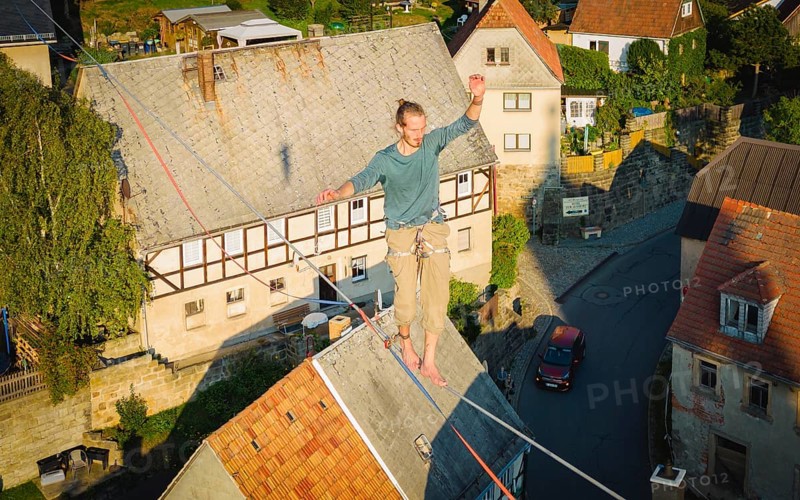 Highline and family festival in Hohnstein Highlines are stretched over the roofs of Hohnstein and between sandstone rocks, over which daring extreme athletes balance