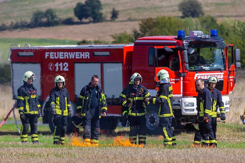 During controlled field fires, the firefighters were able to test various extinguishing methods, from the swatter to the jet pipe