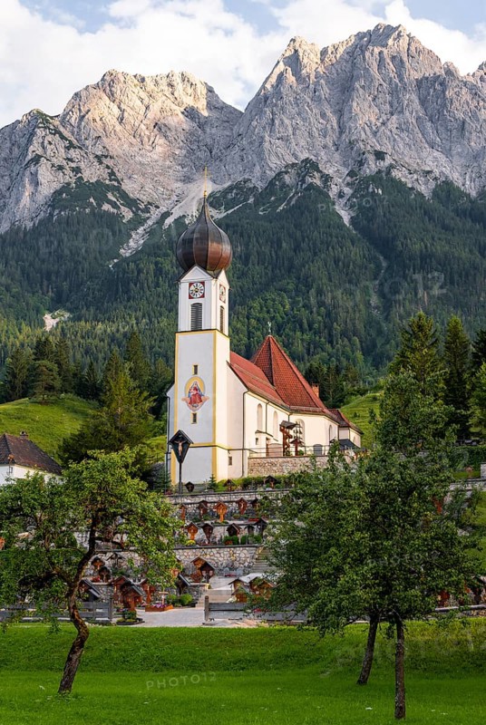 Cemetery and church of St. John the Baptist, mountain peak of the Wetterstein Mountains at the back, Grainau, Bavaria, Germany, Europe