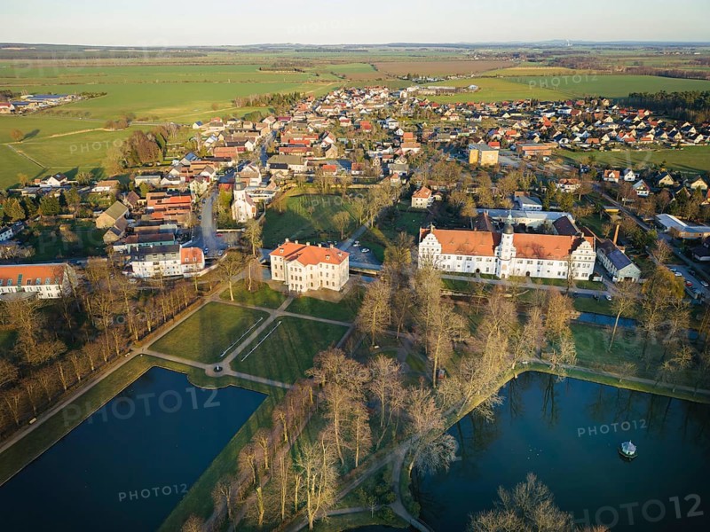 Zabeltitz is a street village in the large district town of Grossenhain with just under 1000 inhabitants on the northern border of the district of Meissen in Saxony. It achieved supraregional fame through its Renaissance and Baroque palace and park complexes