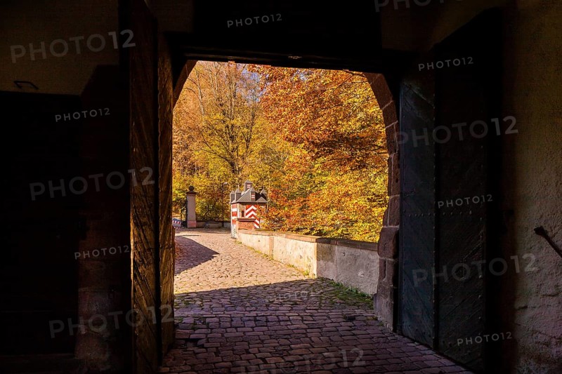 Kriebstein Castle rises on a steep rock above the Zschopau. Within the large group of hilltop castles, it embodies the type of mountain Spornburg: it lies on the outermost spur of a mountain spur around which the Zschopau flows in a wide curve on three sides