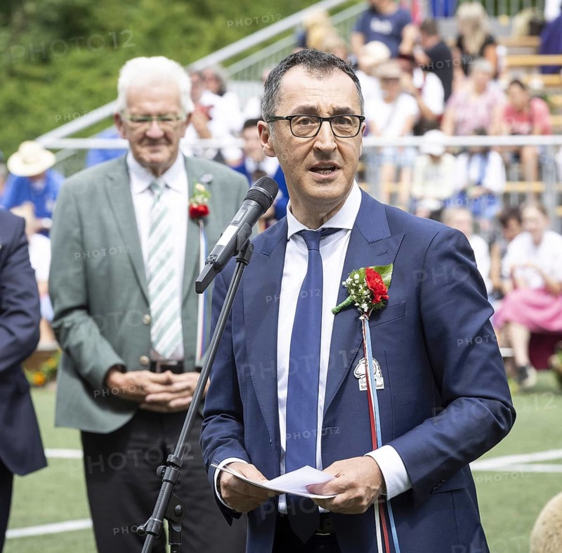 Cem Oezdemir (Buendnis 90 Die Gruenen), Bundesminister fuer Landwirtschaft und Ernaehrung und Winfried Kretschmann (Buendnis 90 Die Gruenen), Ministerpraesident von Baden-Wuerttemberg, nehmen am Schaeferlauf in Bad Urach teil. Bad Urach, 23.07.2023