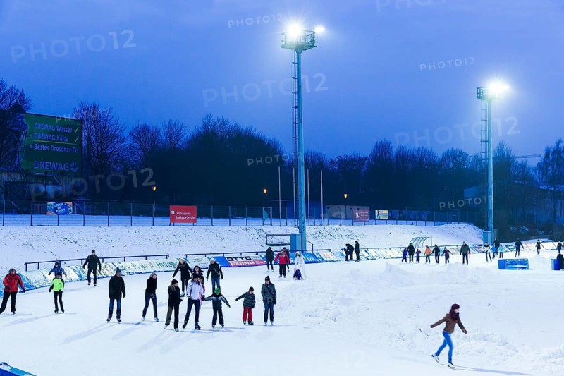 Ice skating in the EnergieVerbund Arena in the Ostra sports park