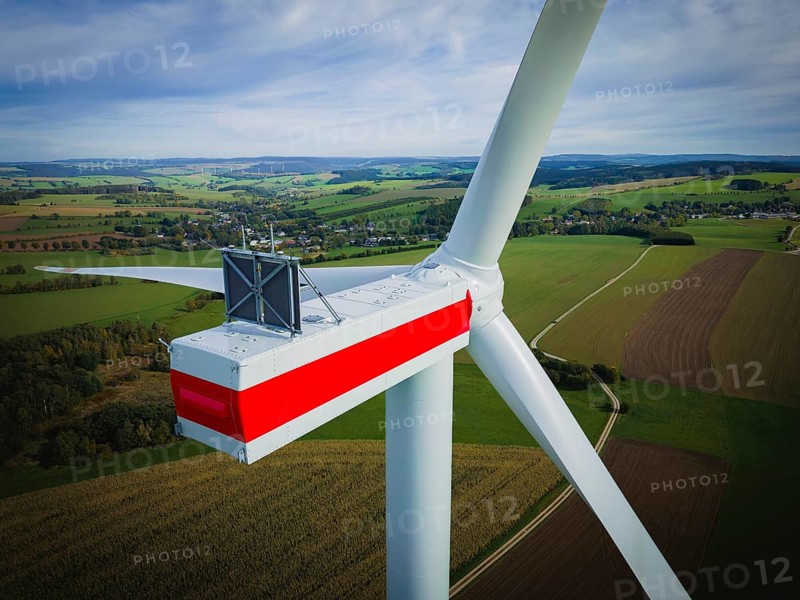 Construction of a new giant wind turbine in Voigtsdorf. with 80 m long rotor blades made of plastic. Turbine house with turbine and hub