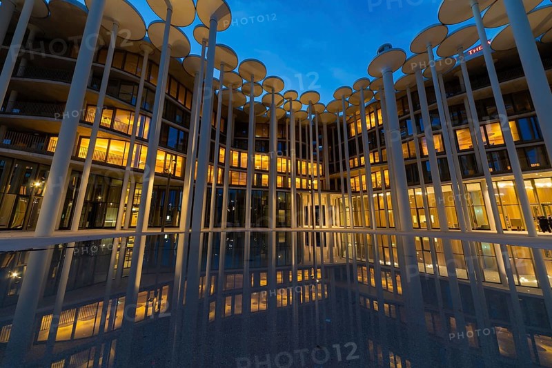 SAB Forum, designed by London-based architects ACME, 165 million euros. The Forum is a column garden in front of the SAB, consisting of 159 columns with a height of around 20 m. There are a further 92 columns on the building itself, 68 of which are free-standing and 24 of which penetrate the building. The columns are used as sun protection, partly for smoke extraction from the underground car park and as a design element