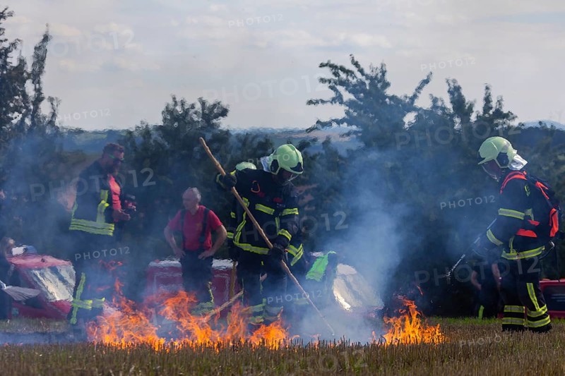 During controlled field fires, the firefighters were able to test various extinguishing methods, from the swatter to the jet pipe