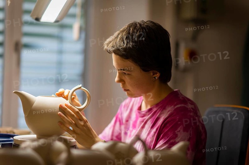 Meissen is the oldest porcelain manufactory in Europe and has stood for unique craftsmanship since its foundation in 1710. Industrial ceramist embossing jug handles