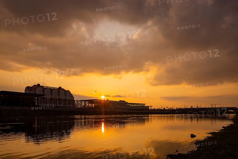 Neustädter Elbufer in the evening, view over the Elbe, to the Kongrsszentrum and the Yenidze