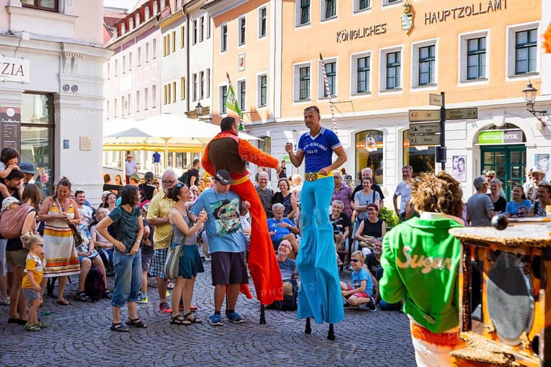Actors, artists, clowns, fire artists and music bands transformed the city centre into a large open-air theatre. Theatre-maker Helmut Räder assembled an illustrious crowd of street performers. THEATER IRRWISCH from Austria