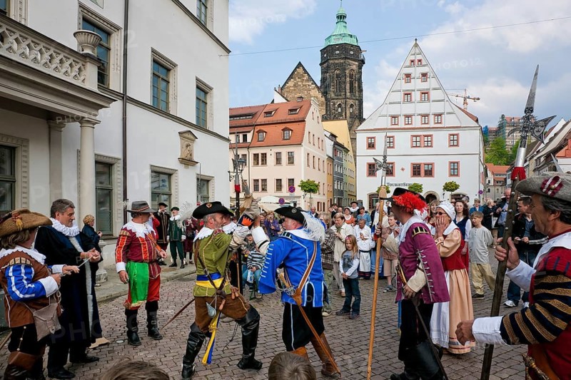 Pirna the members of the association Der Retter playfully re-enact the invasion of the Swedes in the 30 Years' War