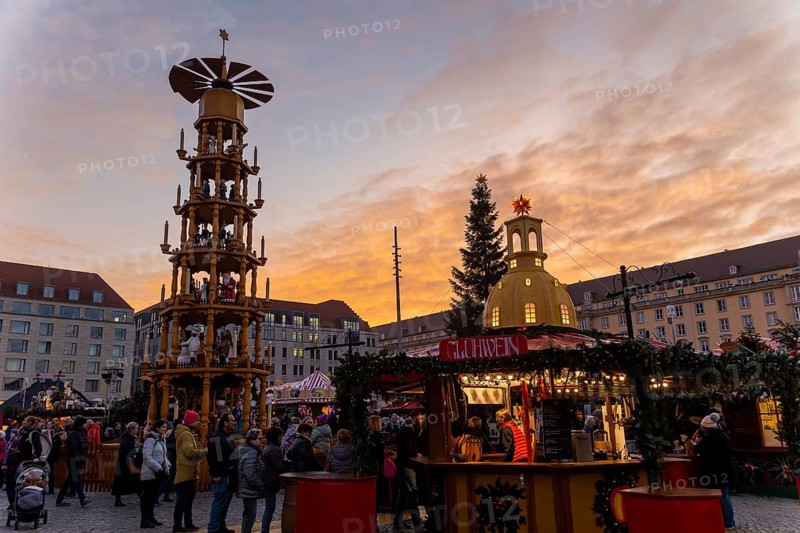 The 588th Dresden Striezelmarkt has reopened after a Corona-related break
