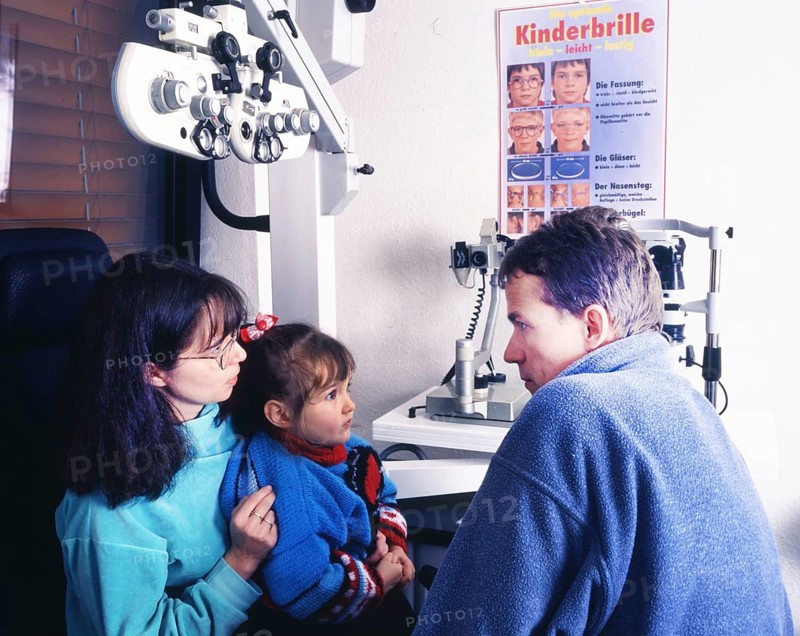 The regular check-up at the ophthalmologist, here on 23.11.1995 in Iserlohn, is a necessity for young and old, DEU, Germany, Iserlohn, Europe