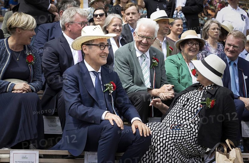 Cem Oezdemir (Buendnis 90 Die Gruenen), Bundesminister fuer Landwirtschaft und Ernaehrung und Winfried Kretschmann (Buendnis 90 Die Gruenen), Ministerpraesident von Baden-Wuerttemberg, nehmen am Schaeferlauf in Bad Urach teil. Bad Urach, 23.07.2023