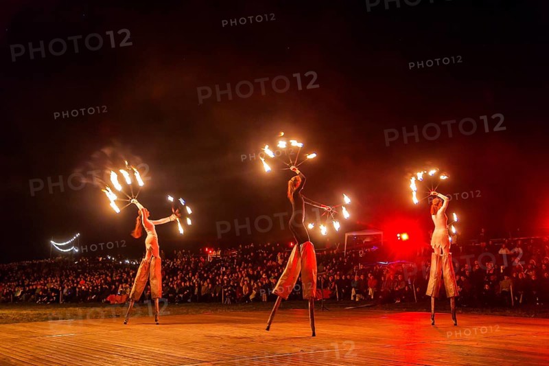 Grand finale of the travelling theatre festival on the Elbe meadows