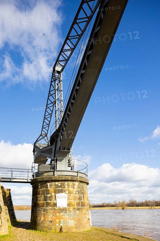 Former Übigau shipyard. A technical monument is a huge iron slewing crane with a lifting capacity of 30 t from 1891, built by Eisenwerk AG Hamburg as the most modern shore crane of its time. It was used to lift the heavy ship engines into the newly built ships