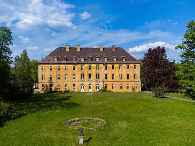 The New Uhyst Castle is located on the northern edge of the town of Uhyst in the Saxon district of Görlitz. It is close to the Spree River, which flows through the town, and borders on the Bärwalder See landscape park. A baroque garden and an English landscape park belong to the castle, which is empty today