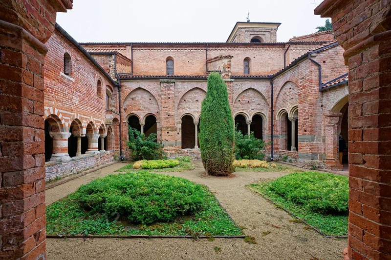 Cloister, Abbey, Abbazia Santa Maria di Vezzolano, Albugnano, Province of Asti, Monferrato, Piedmont, Italy, Europe