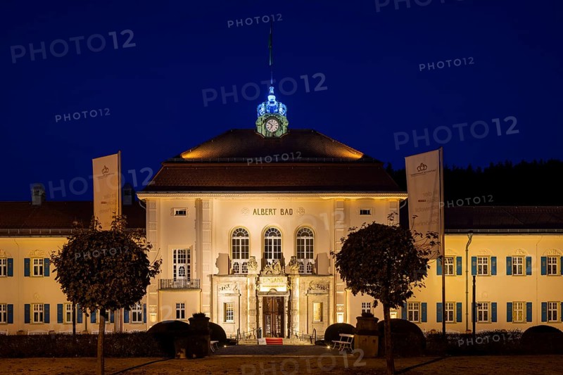 The Saxon State Spa Bad Elster has installed an impressive lighting system. A fascinating world of experience and lights in the Royal Gardens. The imposing architecture surrounded by masterful horticultural art and an illumination experience that is unique in Europe. King Albert Bath