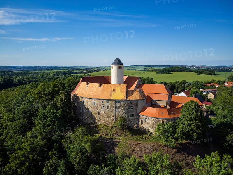 Schönfels Castle with the newly renovated keep (castle tower) . Schönfels Castle is a typical hilltop castle at 393 m above sea level in the Schönfels district of the municipality of Lichtentanne in the Saxon district of Zwickau. It was built on a spur of diabase rock in the 12th century as the centre of a medieval colonisation and feudal seat