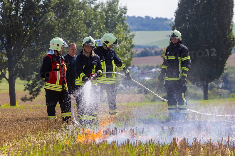 During controlled field fires, the firefighters were able to test various extinguishing methods, from the swatter to the jet pipe