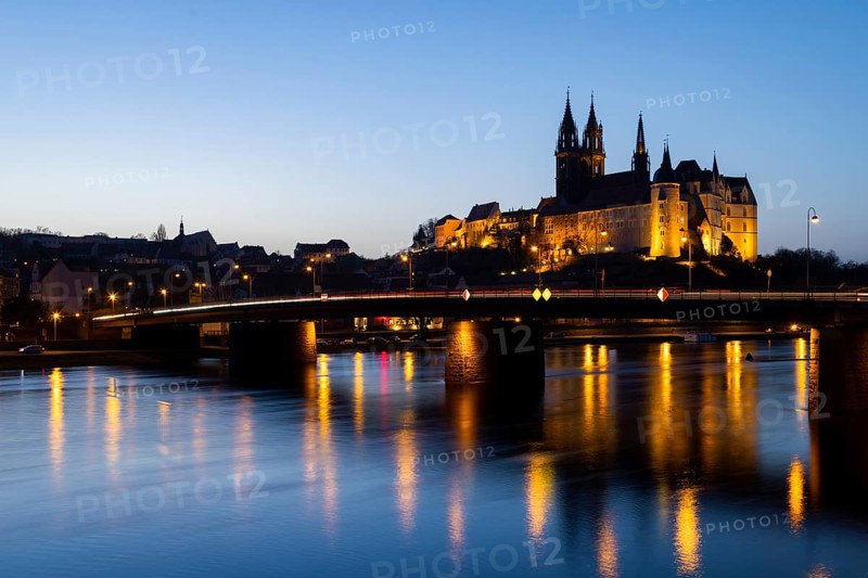 The Elbe in Meissen is slightly high water after the snow has melted, the Burgberg is reflected in the river at blue hour