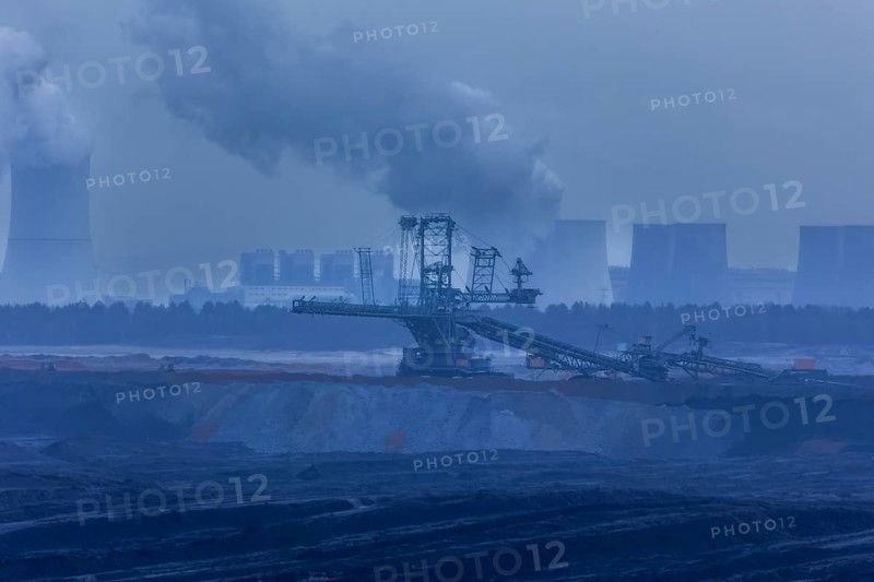 The Nochten open-cast mine (Upper Sorbian: Wochoo¾anska jama) is an open-cast lignite mine in northern Upper Lusatia operated by Lausitz Energie Bergbau AG (LEAG) . Up to 18 million tonnes of lignite are mined annually in the Nochten opencast mine. Stacker in front of the silhouette of the Boxberg power plant