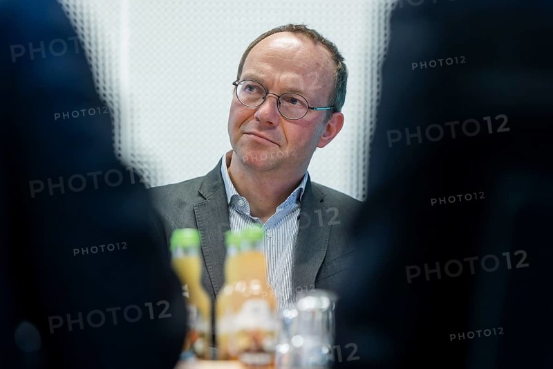 Visit to the Dresden-based company Solarwatt on the occasion of the signing of Saxony-Anhalt's accession to the SIRE network by Minister of State Günther and Minister Willingmann, . Wolfram Günther, Minister of State for Energy, Climate Protection, Environment and Agriculture Saxony. Solarwatt is a German manufacturer and supplier of photovoltaic systems for homes and small businesses