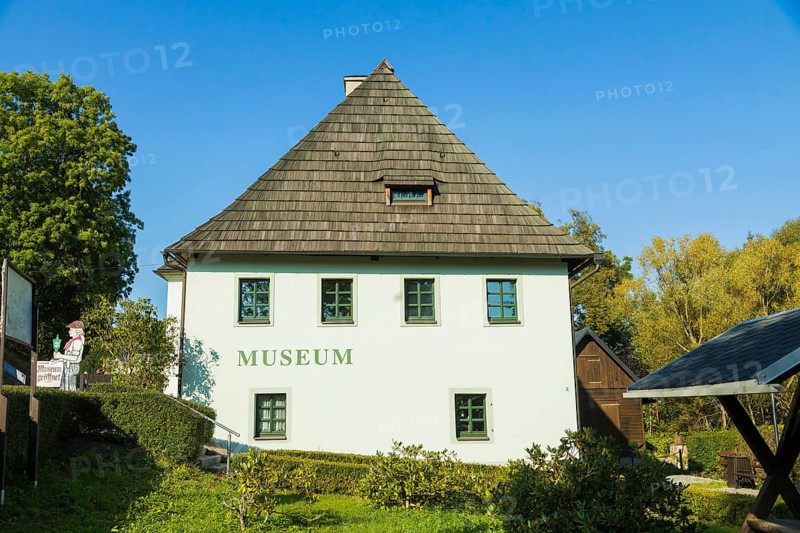 The Glassworks Museum of the Ore Mountains is located in the former fortress of Purschenstein Castle in Neuhausen Erzgebirge