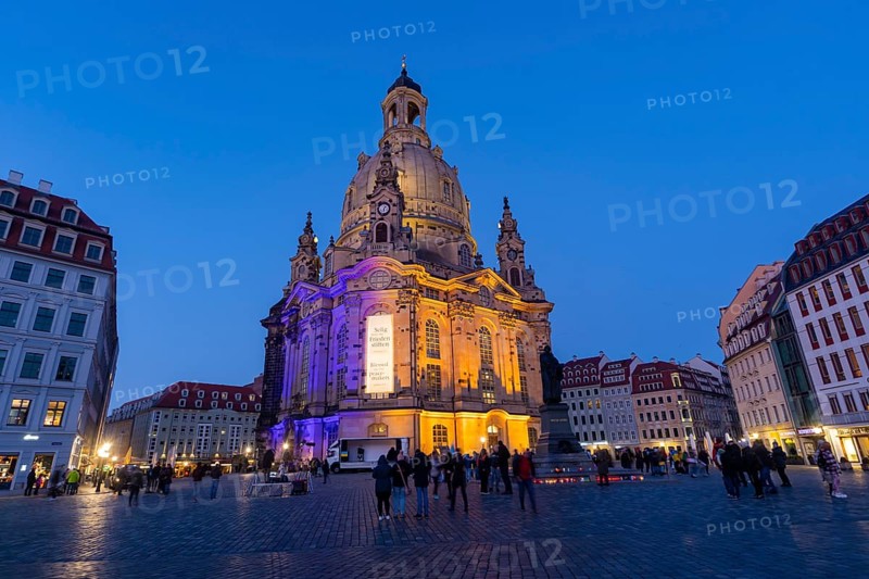 In Dresden, about 3, 000 people gathered on Neumarkt in front of the Church of Our Lady. In the evening, the Church of Our Lady was illuminated in the Ukrainian national colours