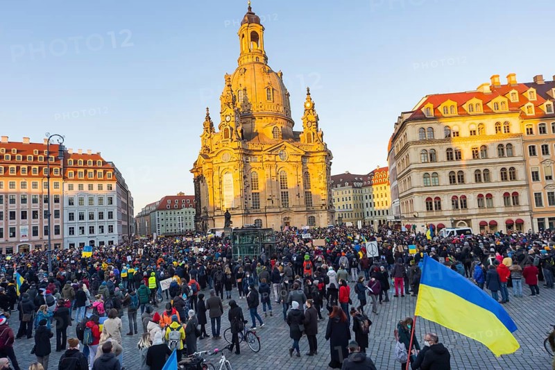 In Dresden, about 3, 000 people gathered on Neumarkt in front of the Church of Our Lady. On posters and banners they demanded, among other things, Stop the War and Freedom for Ukraine and expressed their solidarity with the people in Ukraine