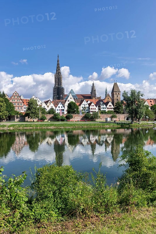 City view, Danube bank with historic old town, fishermens quarter, Metzgerturm and cathedral, Ulm, Baden-Württemberg, Germany, Europe