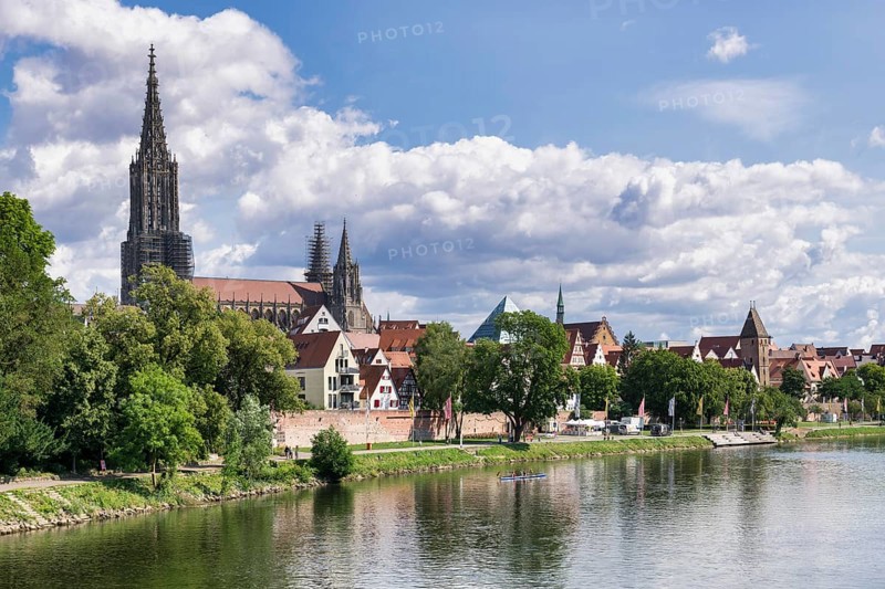 City view, Danube bank with historic old town, fishermens quarter, Metzgerturm and cathedral, Ulm, Baden-Württemberg, Germany, Europe