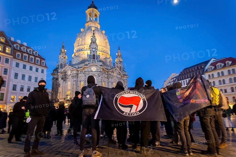 On 13 and 14 February 1945, Dresden was heavily destroyed in three Allied bombing raids. Every year, the people of Dresden commemorate this event in various events. A human chain was to set a sign against the war, antifascist demonstrators in front of the Church of Our Lady