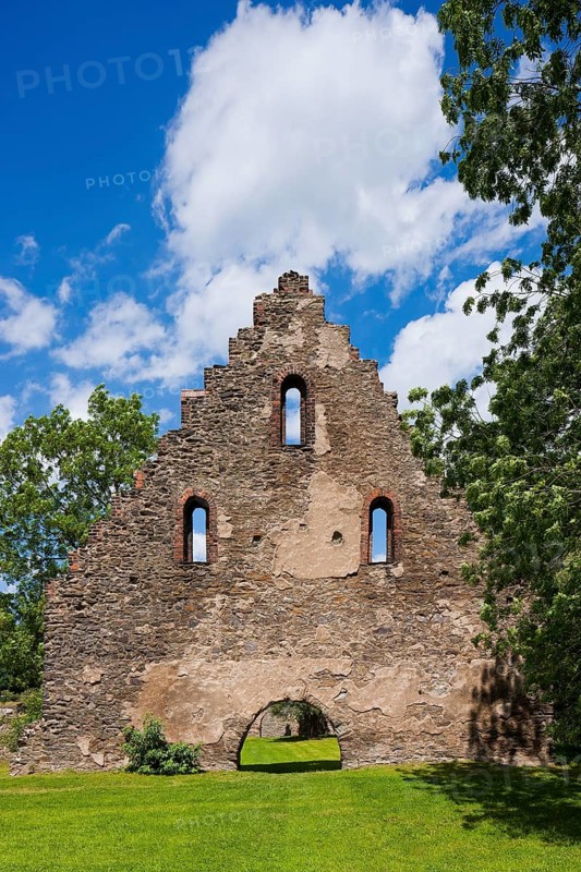 Altzella monastery. The bulk buildings on the other side of the mill race were used to store the farmers' grain on several floors, one above the other. Empty beer and wine barrels, carts, sledges, wheels and runners were stored in the barn-like basement. The gables and enclosing walls of both buildings, which stand at right angles to each other, have been preserved