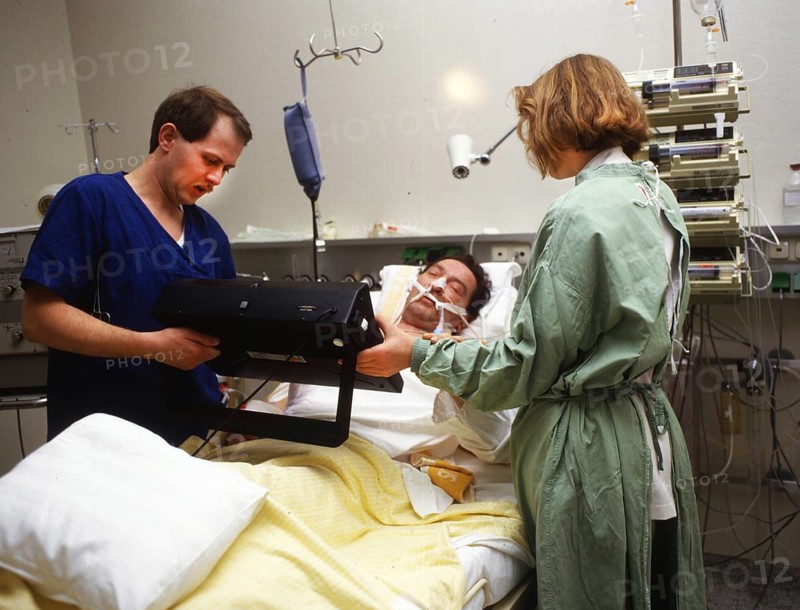 DEU, Germany: The historical slides from the times 80-90s events and persons from politics, culture, working life, medicine a.o. Hagen. Hospital. Intensive care unit. MR=yes!