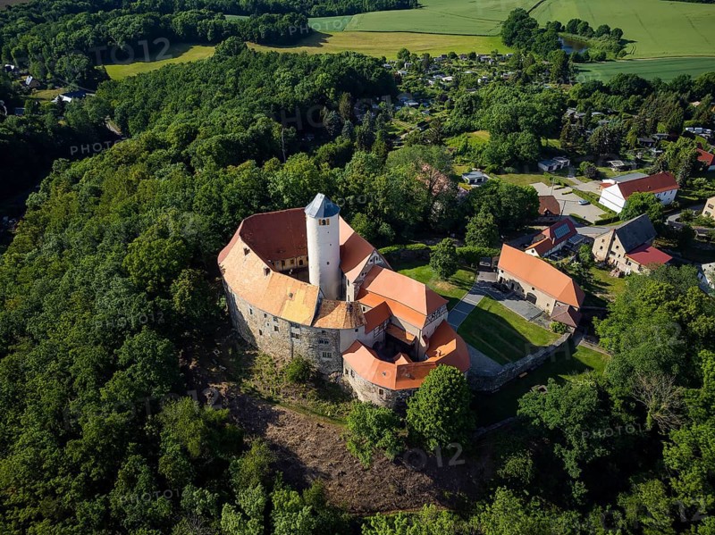 Schönfels Castle with the newly renovated keep (castle tower) . Schönfels Castle is a typical hilltop castle at 393 m above sea level in the Schönfels district of the municipality of Lichtentanne in the Saxon district of Zwickau. It was built on a spur of diabase rock in the 12th century as the centre of a medieval colonisation and feudal seat