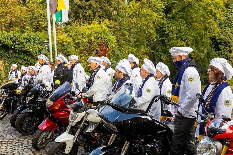 17-year-old bakery apprentice Lisa Zink is Dresden's new Stollen Girl. Her inauguration at Eckberg Castle was celebrated with a biker parade, in which Dresden bakers presented themselves on their own motorbikes. The new Stollen Girl rode up in front of the castle as a pillion passenger on a Harley-Davidson