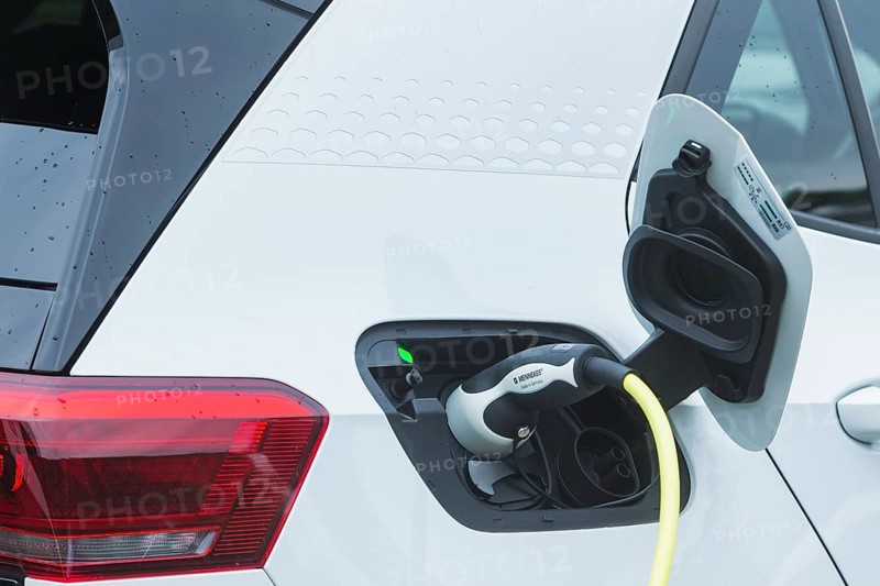 Volkswagen's Transparent Factory continues to expand its e-charging infrastructure. One of the largest charging parks in Saxony was opened in the customer and visitor car park. Golf ID3 at the new charging station