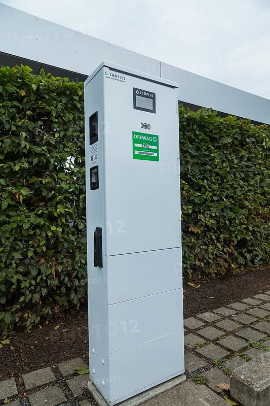 Volkswagen's Transparent Factory continues to expand its e-charging infrastructure. One of the largest charging parks in Saxony was opened in the customer and visitor car park