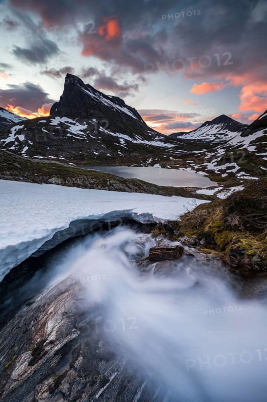 View of Alnesdalen valley at sunrise, Stigbotthornet mountain, Alnesvatnet lake, Reinheimen National Park, More og Romsdal, Norway, Europe
