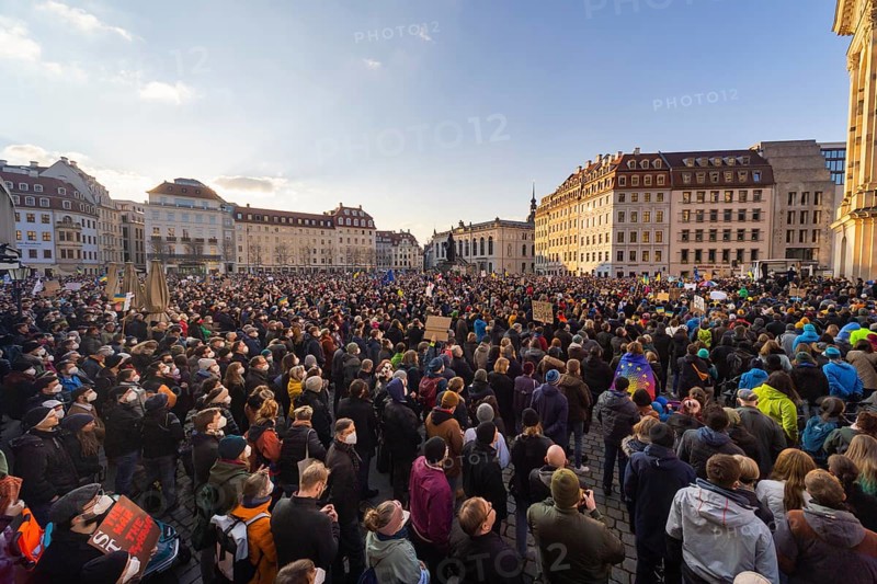 In Dresden, about 3, 000 people gathered on Neumarkt in front of the Church of Our Lady. On posters and banners they demanded, among other things, Stop the War and Freedom for Ukraine and expressed their solidarity with the people in Ukraine