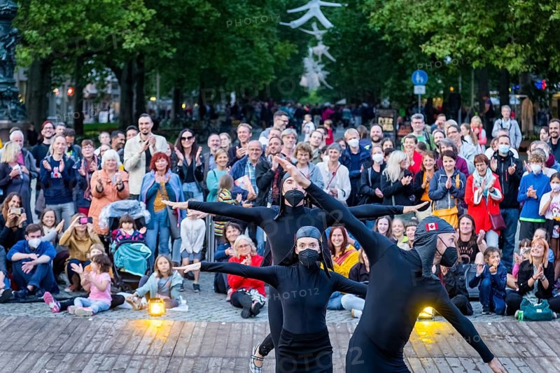 Due to the pandemic, the Schaubudensommer 2021 was moved to the more spacious main street in Dresden's new town. Here, international artists enchanted their audiences. CORPUS (CAN)
