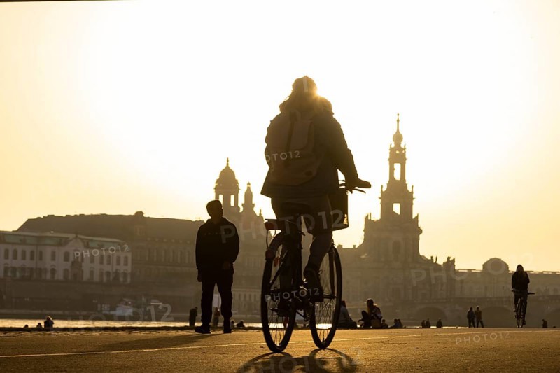 The spring-like temperatures attract many people to the open air, the Elbe meadows and the Elbe cycle path, despite Corona restrictions. The special weather situation colours the sky yellowish early and in the evening, due to Sahara dust flowing in
