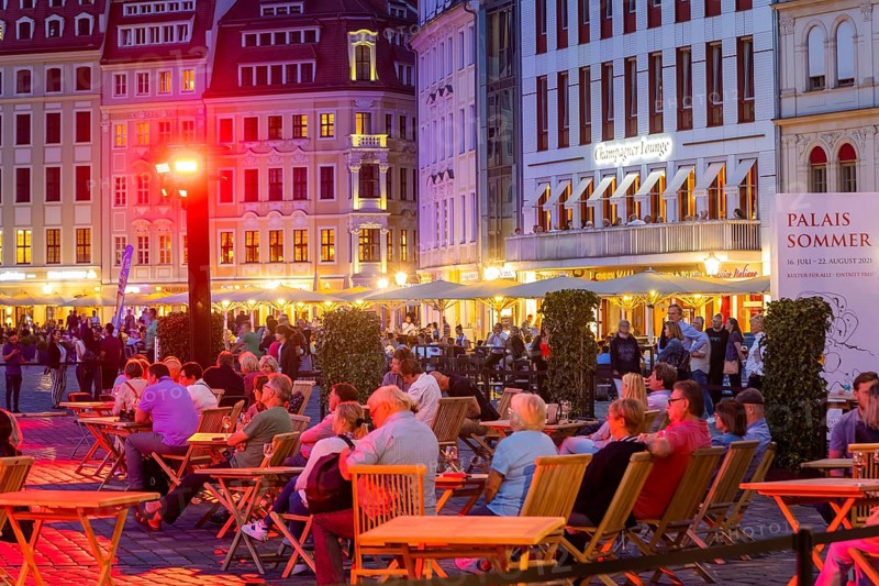 A new art festival! NIB ART Dresden is taking place until Sunday with art talks, art installations and concerts. Here is the concert evening with Nina June live, Melody Gardots nand then Daniel Hope, both on the screen, on the Neumarkt at the Church of Our Lady