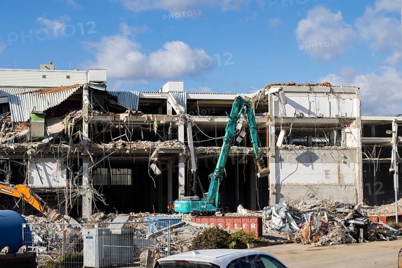 Demolition work at the Kaufpark Dresden Nickern. The former DIY store has already been dismantled. According to the plans of the investor Kurt Krieger, the Kaufpark is to be completely demolished and a new shopping centre will be built on the site in partial stages