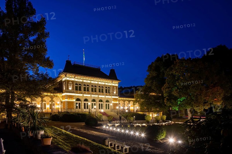 The Saxon State Spa Bad Elster has installed an impressive lighting system. A fascinating world of experience and lights in the Royal Gardens. The imposing architecture surrounded by masterful horticultural art and an illumination experience that is unique in Europe. Royal House of Culture Bad Elster