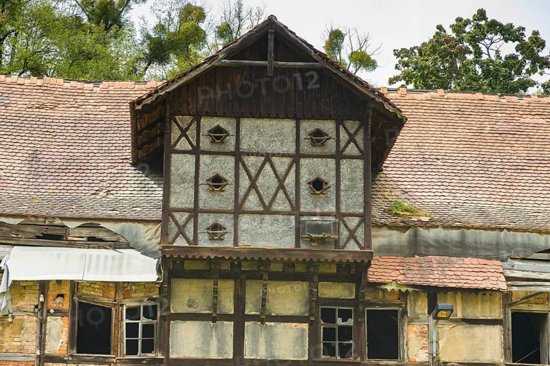 The Koenneritz barn, built in 1853, in ruinous condition after a fire in 2000. The former LPG pigsty, which served as a tool shed, was to be converted into a concert hall, a kind of cultural barn